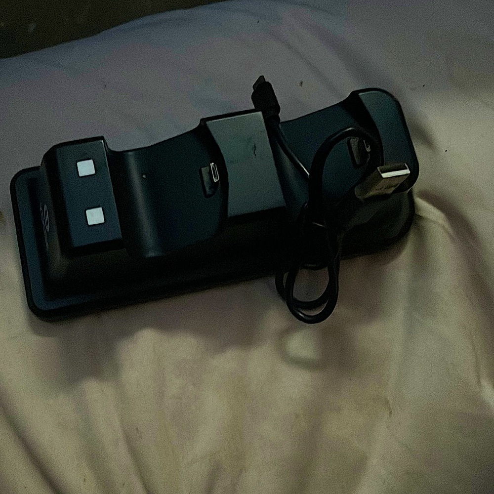 I’m selling a charging station that is black for ps4